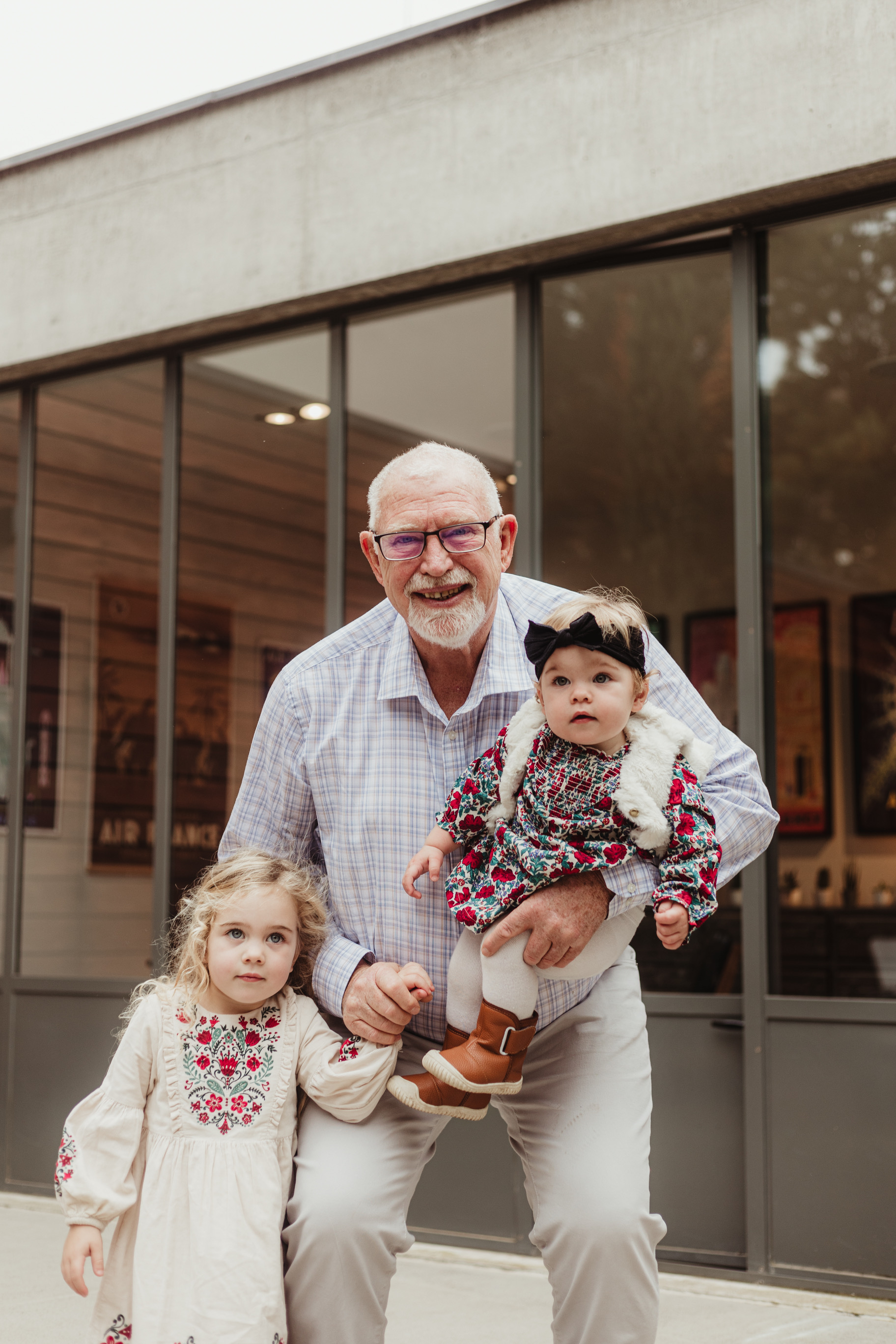 Geir Helge Ommundsen with his granddaughters